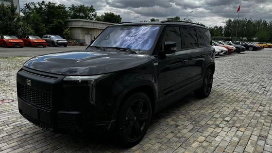 Polar Stone 01 modelo 2023 versión de 6 asientos AWD con color exterior negro