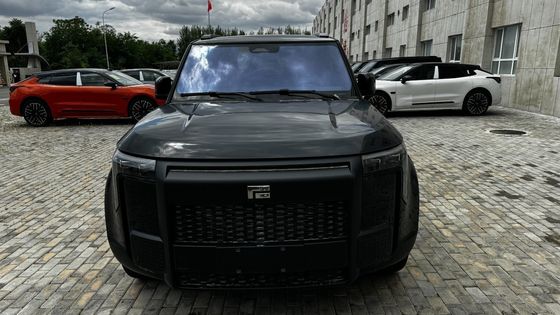 Polar Stone 01 modelo 2023 versión de 6 asientos AWD con color exterior negro