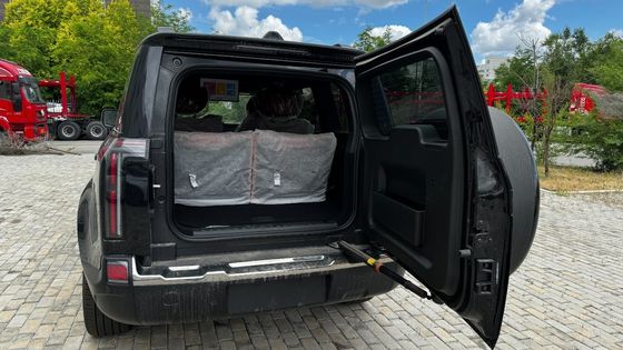 Polar Stone 01 modelo 2023 versión de 6 asientos AWD con color exterior negro