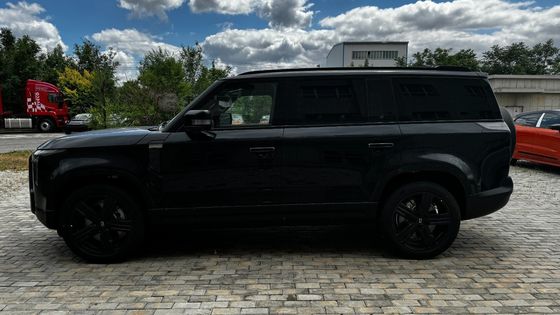 Polar Stone 01 modelo 2023 versión de 6 asientos AWD con color exterior negro