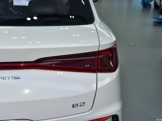 Vehículos eléctricos 2024 Byd E2 Lux Edición Blanco con brazo trasero de luz de torsión Suspensión trasera