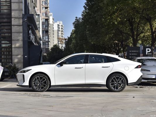Changan Qi Yuan A06 con color exterior blanco y sistema de frenado hidráulico